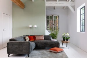 chill ibiza hoekbank van Soof's Interieur met vaste zitkussens in groen vervet stof