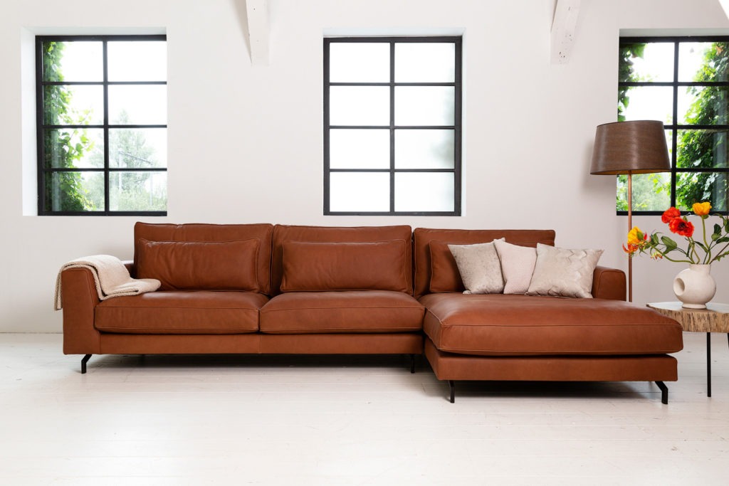 sweet portobello hoekbank van soof's interieur in vingage leer cognac met stoere dubbele kussen