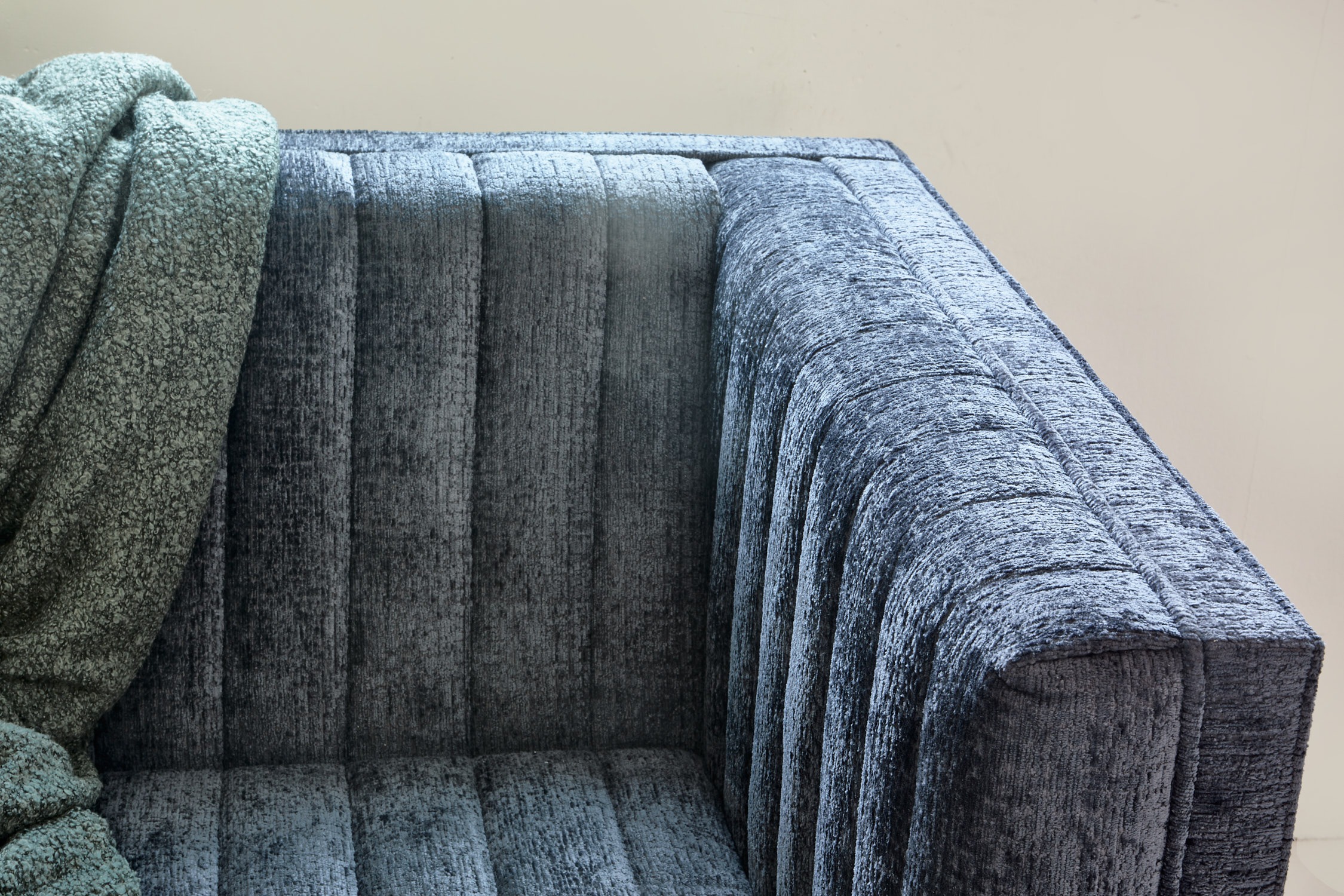 Amazing London zitbank met gestoffeerde poten van Soof's Interieur 4